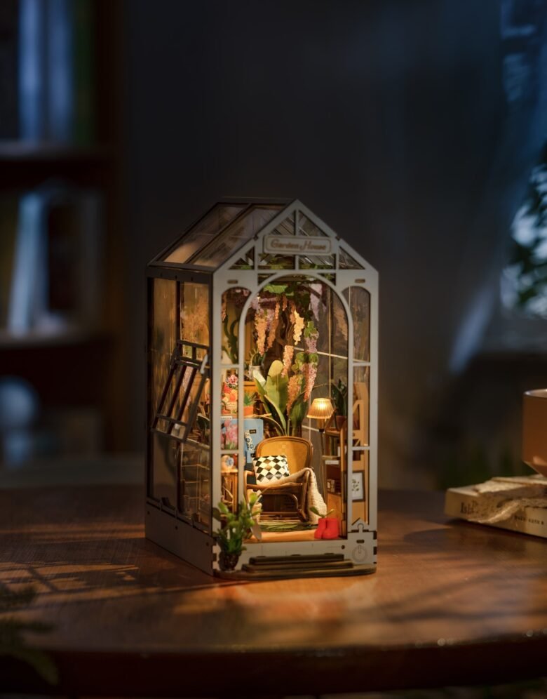 Kit Miniature House – Garden House DIY Scene with LED