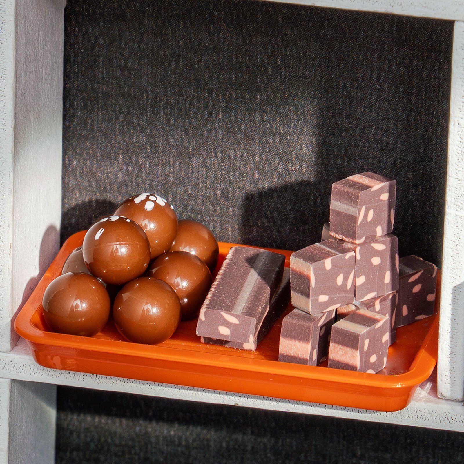 Henry's Chocolate Book Nook - Image 9